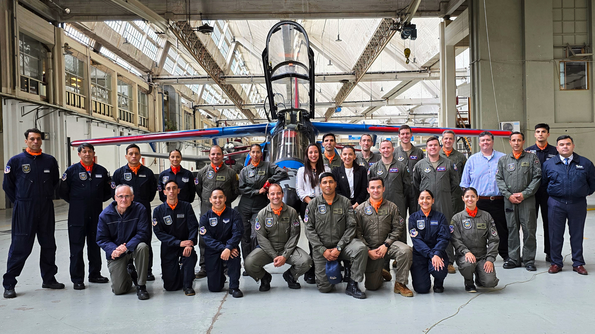 Pilotos e Ingenieros de la Fuerza Aérea de Estados Unidos visitaron el Centro de Ensayos en Vuelo